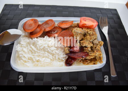 Ein frisch zubereitetes Frühstück mit Ei, Lyoner Wurst, Tomaten und Reis in Lety der Transienten Wohnungen Baguio, B&B. Ein frisch zubereitetes Frühstück Stockfoto