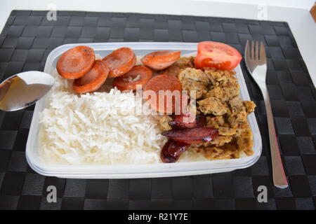 Ein frisch zubereitetes Frühstück mit Ei, Lyoner Wurst, Tomaten und Reis in Lety der Transienten Wohnungen Baguio, B&B. Ein frisch zubereitetes Frühstück Stockfoto