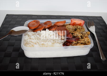 Ein frisch zubereitetes Frühstück mit Ei, Lyoner Wurst, Tomaten und Reis in Lety der Transienten Wohnungen Baguio, B&B. Ein frisch zubereitetes Frühstück Stockfoto