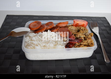 Ein frisch zubereitetes Frühstück mit Ei, Lyoner Wurst, Tomaten und Reis in Lety der Transienten Wohnungen Baguio, B&B. Ein frisch zubereitetes Frühstück Stockfoto