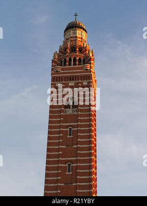 London, England/Großbritannien - zum 15. November 2018: Der Glockenturm Campanile der Westminster Cathedral in der Abenddämmerung. Stockfoto