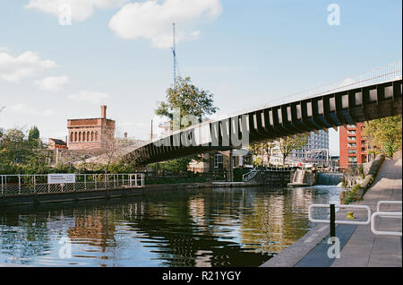 Fußgängerbrücke über das Regent's Canal an neu entwickelten Gasholder Park, King's Cross, London UK Stockfoto