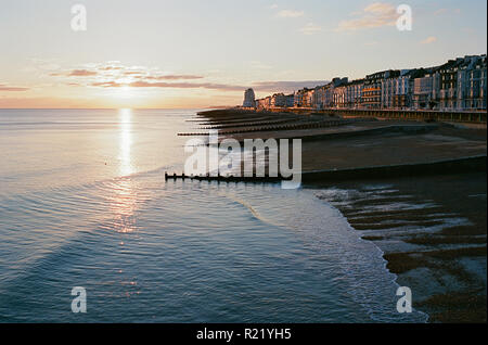 Seafont in St Leonards On Sea, Hastings, East Sussex UK, in der Dämmerung, von Hastings Pier Stockfoto