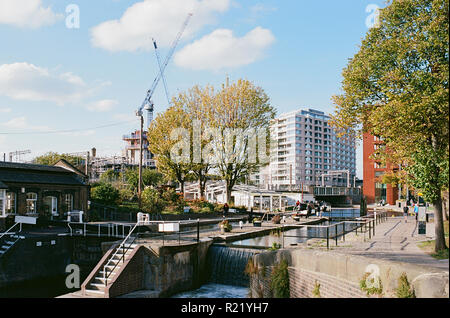 St. Pancras Lock auf dem Regents Kanal an der neu entwickelten Gasholder Park, King's Cross, London UK Stockfoto