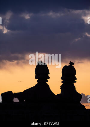 Sonnenaufgang hinter den Drei Schwestern, Goblin Valley State Park, Utah. Stockfoto