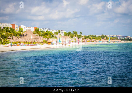 Klare blaue Wasser und den weißen Sand Strand in CANCUN Mexiko Stockfoto