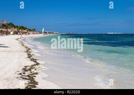 Klare blaue Wasser und den weißen Sand Strand in CANCUN Mexiko Stockfoto