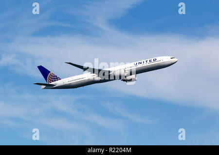 Boeing 777-300(N 2135U) bei United Airlines livery im Flug. N 2135U wurde United Airlines im März 2017 ausgeliefert. Stockfoto