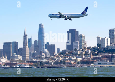 Boeing 777-300(N 2135U) bei United Airlines Livree in Flug entlang des San Franciscos Hafengebiet. N 2135U wurde United Airlines im März 20 geliefert Stockfoto