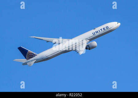 Boeing 777-300(N 2135U) bei United Airlines livery im Flug. N 2135U wurde United Airlines im März 2017 ausgeliefert. Stockfoto