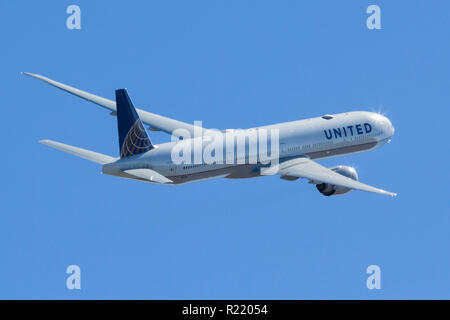 Boeing 777-300(N 2135U) bei United Airlines livery im Flug. N 2135U wurde United Airlines im März 2017 ausgeliefert. Stockfoto