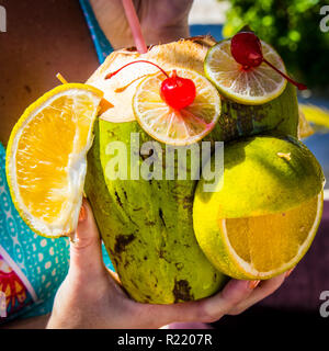 MONKEY COCONUT fruchtigen Drink auf White Sand Beach IN CANCUN Mexiko Stockfoto