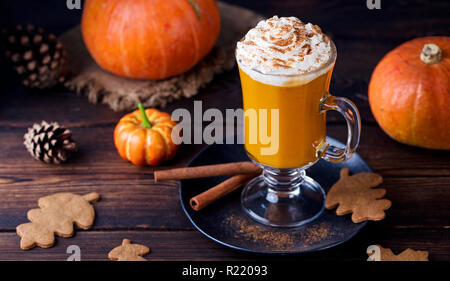 Kürbis Smoothie, Spice latte. Versoffenes Cocktail mit Schlagsahne. Holz- Hintergrund. Stockfoto