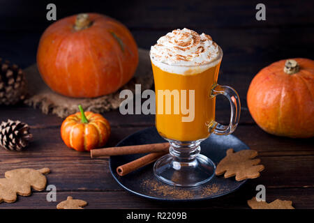 Kürbis Smoothie, Spice latte. Versoffenes Cocktail mit Schlagsahne. Holz- Hintergrund. Stockfoto