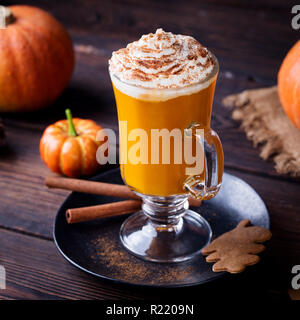 Kürbis Smoothie, Spice latte. Versoffenes Cocktail mit Schlagsahne. Holz- Hintergrund. Close Up. Stockfoto