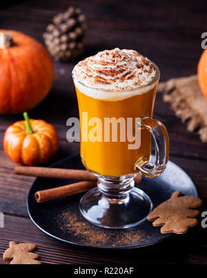 Kürbis Smoothie, Spice latte. Versoffenes Cocktail mit Schlagsahne. Holz- Hintergrund. Stockfoto