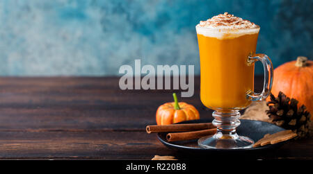 Pumpkin spice Latte, Smoothie, Feuchtfröhliches Cocktail mit Schlagsahne. Holz- Hintergrund. Kopieren Sie Platz. Stockfoto