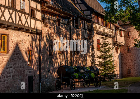 Riquewihr Weinfass Warenkorb vor der Hälfte timebered mittelalterlichen Häusern entlang der berühmten Weinstraße in Frankreich Stockfoto