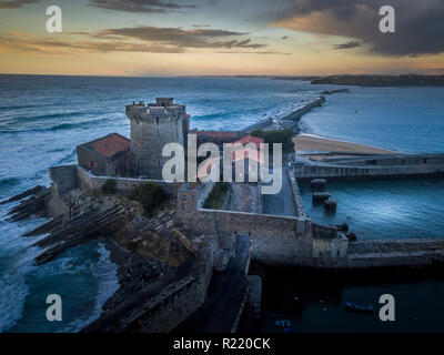 Antenne Panorama von Socoa Fort bewacht den Eingang des Saint Jean de Luz Bay, der Strand und das am Atlantischen Ozean Stockfoto