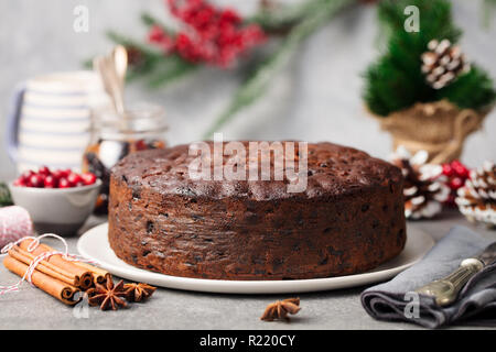 Weihnachten Obst Kuchen, Pudding auf weiße Platte. Kopieren Sie Platz. Close Up. Stockfoto
