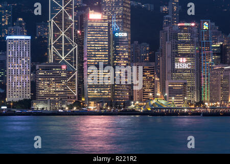 Hong Kong, China - 17. Mai 2018: Eine Nacht Blick auf die berühmte Insel Hong Kong Central Business District von Kowloon über den Victoria Harbour. Stockfoto