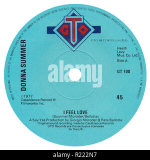 UK 45 U/min 7" Single von I Feel Love von Donna Summer auf der GTO-Label von 1977. Von Donna Summer, Giorgio Moroder und Pete Bellotte und von Giorgio Moroder und Pete Bellotte produziert geschrieben. Stockfoto