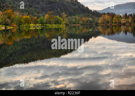 See von Ghirla und Wälder mit Herbstfarben im Hintergrund in einem grauen Nachmittag im November Stockfoto