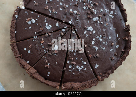 Chocolate Caramel Tarte mit Fleur de Sal Stockfoto