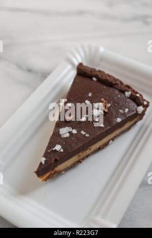 Chocolate Caramel Tarte mit Fleur de Sal Stockfoto