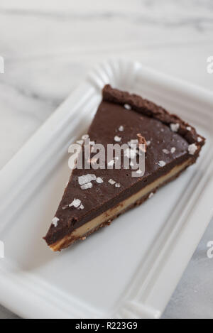 Chocolate Caramel Tarte mit Fleur de Sal Stockfoto