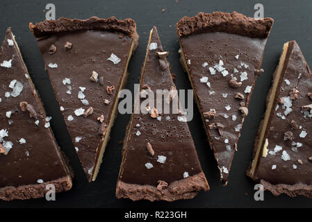 Chocolate Caramel Tarte mit Fleur de Sal Stockfoto