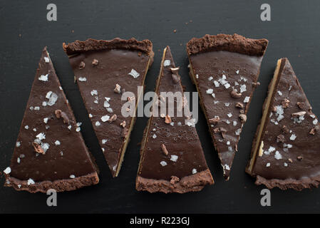 Chocolate Caramel Tarte mit Fleur de Sal Stockfoto