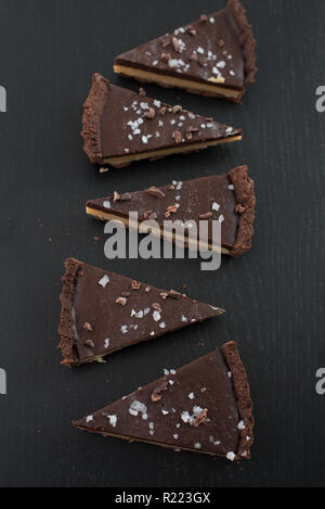 Chocolate Caramel Tarte mit Fleur de Sal Stockfoto