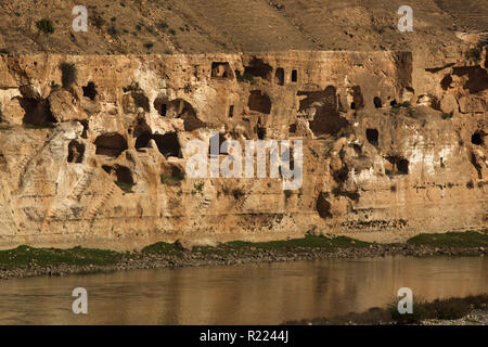 Hasankeyf in Anatolien im Südosten der Türkei, türkische Kurdistan: Überblick über den Tigris Valley und Klippen mit troglodytic Wohnungen bedroht durch die Stockfoto