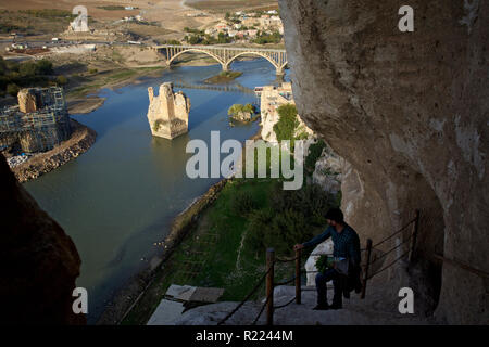 Hasankeyf in Anatolien im Südosten der Türkei, türkische Kurdistan: Überblick über den Tigris Valley und Klippen mit troglodytic Wohnungen bedroht durch die Stockfoto