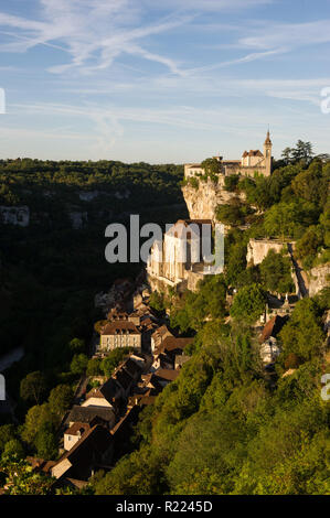 Rocamadour (Südwesten Frankreich): die mittelalterliche Stadt überragt die Alzou Tal *** Local Caption *** Stockfoto