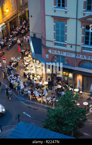 Toulouse (Südfrankreich): Hohe Betrachtungswinkel des "Café du Matin Terrasse, auf dem Platz "Place Des Carmes', die bei Einbruch der Dunkelheit *** Local Caption *** Stockfoto