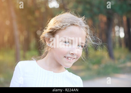 Süße kleine Mädchen im Vorschulalter in der Natur. Porträt mit positiven Emotionen. Happy Summer Day. Stockfoto