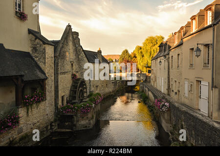 Alte Wasser Kanal mit Wasserrad in Bayeux, Normandie, Frankreich Stockfoto