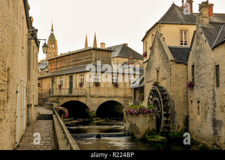 Alte Wasser Kanal in der Stadt Bayeux, Normandie, Frankreich Stockfoto