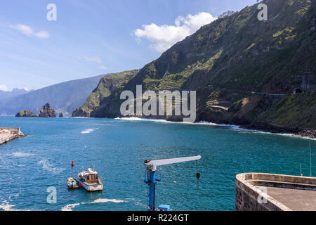 Porto Moniz, Madeira, Portugal - 18 April 2018: Fischerei-und Yachthafen in Porto Moniz an der Nordküste Madeiras. Portugal Stockfoto