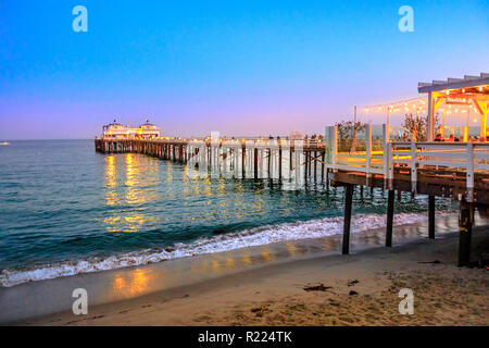 Malerische Küstenlandschaft bei Nacht von Malibu Pier in Malibu, Kalifornien, USA Siehe aus Co2-Strand. Malibu Pier ist ein historisches Wahrzeichen. Blaue Stunde erschossen. Kopieren Sie Platz. Stockfoto