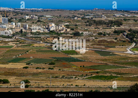 Schöne Aussicht vom Hügel auf Malta, Meer im Hintergrund Stockfoto