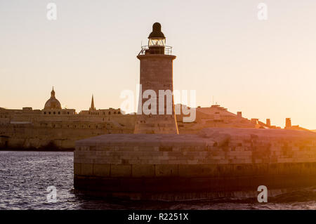 Blick auf St. Elmo fort und Leuchtturm, Valletta, Malta Stockfoto