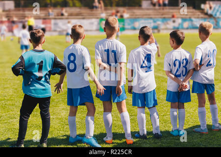 Kinder Sport Team Foto. Gruppe von Jungen Fußball spielen Turnier übereinstimmen. Fußball Fußball Spiel für Kinder. Kinder Fußball-Spieler Rücken o Stockfoto