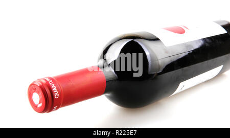 Pomorie, Bulgarien - 15. November 2018: Flasche Quantum - Mavrud und Merlot Rotwein auf Weiß. Stockfoto