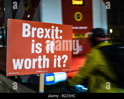 Brexit Protest Schild in der Nähe des Houses of Parliament London - Anti Brexit Zeichen auf College Green London Stockfoto