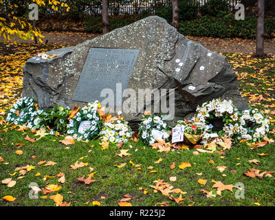 Kriegsdienstverweigerung Gedenkstein in Tavistock Square, Bloomsbury, London 1994 von Sir Michael Tippett & Peace Pledge Union vorgestellt. Stockfoto