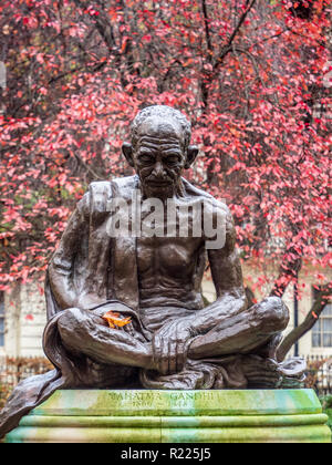 Mahatma Gandhi Statue in Tavistock Square Gardens Bloomsbury London. Von Fredda Brillante modelliert und 1968 installiert Stockfoto