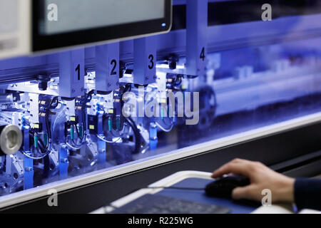 Ingenieur steuert den Betrieb des Computer-aided industrielle Maschine. Selektive konzentrieren. Stockfoto